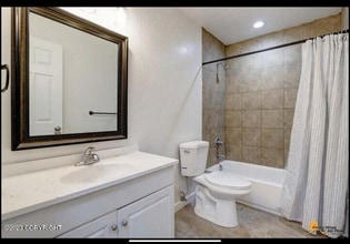 814 N Bunn St in Anchorage, AK - Foto de edificio - Building Photo