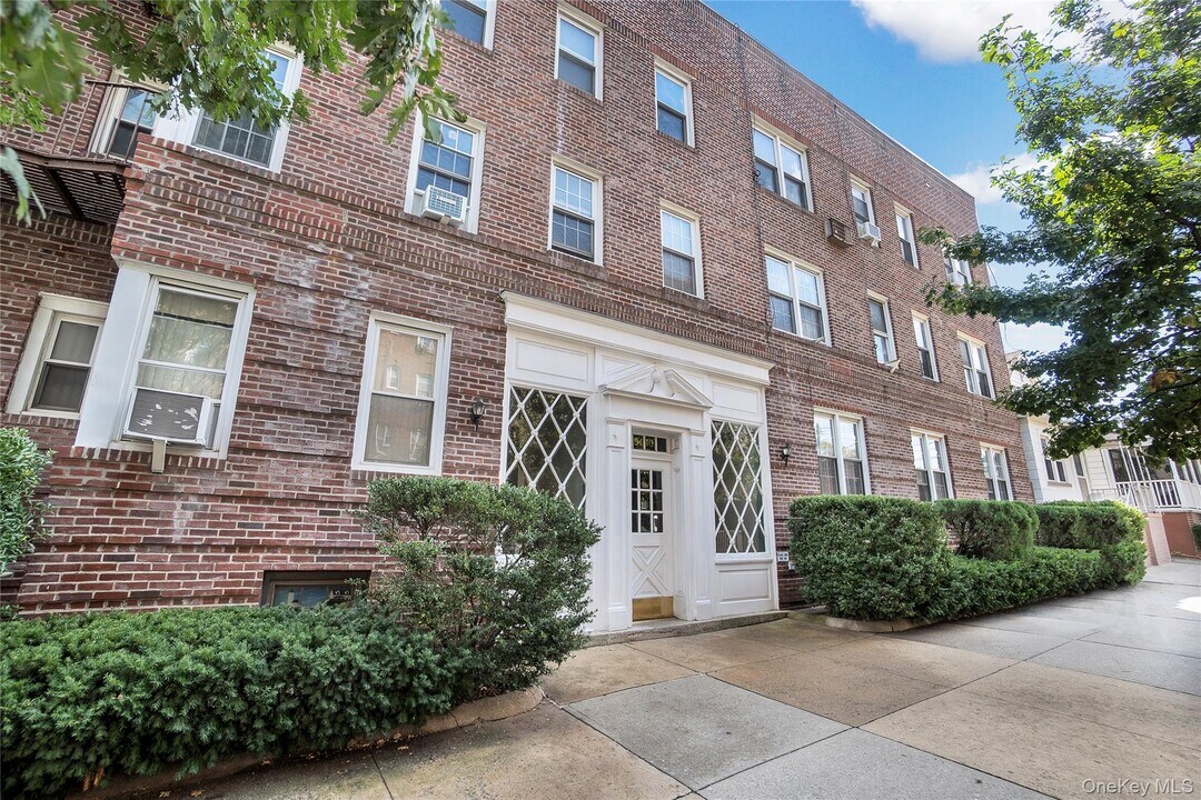 94-10-94-64 64th Rd in Queens, NY - Building Photo
