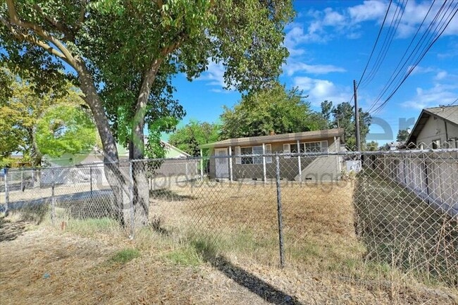 1127 Rood Ave in Sacramento, CA - Building Photo - Building Photo