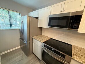 96 Mathews Dr in Hilton Head Island, SC - Building Photo - Building Photo