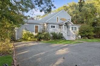 25 Blue Jay Way in East Hampton, NY - Building Photo - Building Photo