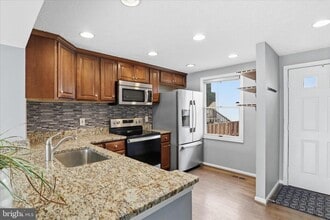 8418 White Feather Ct in Lorton, VA - Building Photo - Building Photo