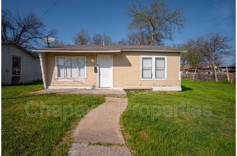 819 Larry St in San Antonio, TX - Building Photo