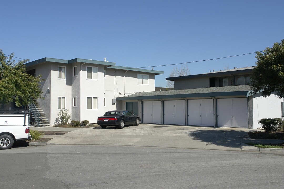 Harris Court in Hayward, CA - Building Photo