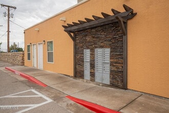 5030 Fairbanks Dr in El Paso, TX - Foto de edificio - Building Photo