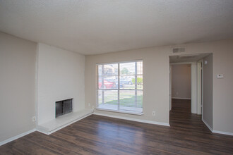 Cedar Point Apartments in Arlington, TX - Building Photo - Interior Photo