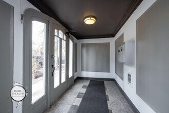 2720 W Logan Blvd, Unit 1 in Chicago, IL - Building Photo - Building Photo