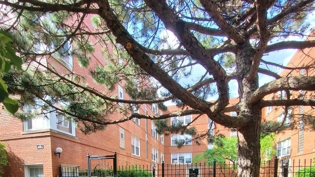 property at 2410 W Farragut Ave