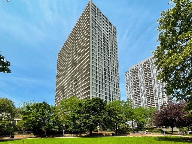 1960 N Lincoln Park W, Unit 1912 in Chicago, IL - Foto de edificio