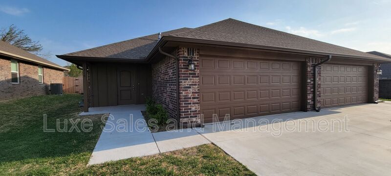1318 E Cavanaugh St in El Reno, OK - Building Photo
