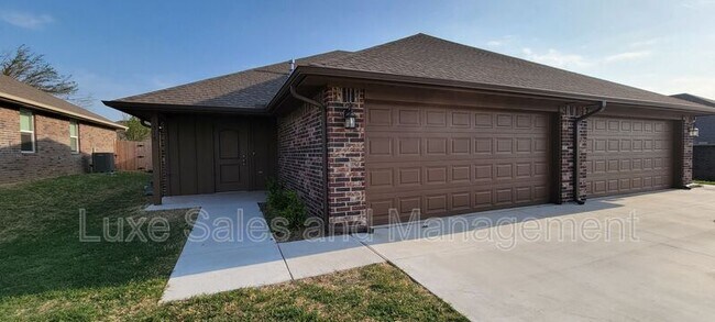 property at 1318 E Cavanaugh St