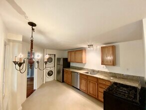 206 Elm St, Unit 2 in Northampton, MA - Building Photo - Building Photo