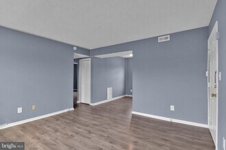 100 Park Blvd in Cherry Hill Township, NJ - Foto de edificio - Building Photo