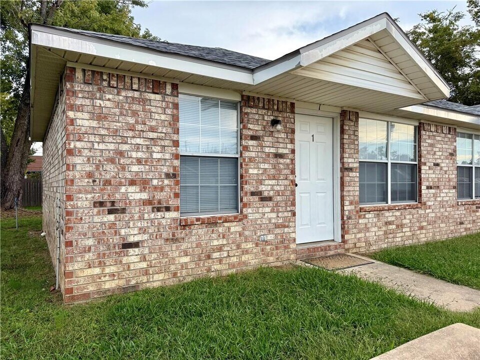 502 SE A St in Bentonville, AR - Building Photo