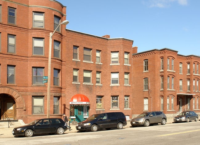 1382 Elm St in Manchester, NH - Foto de edificio - Building Photo