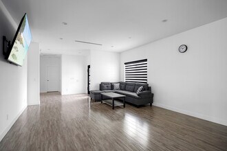 13311 Wixom St in North Hollywood, CA - Building Photo - Building Photo