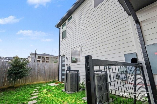 203 Danna Ln, Unit D in Houston, TX - Building Photo - Building Photo