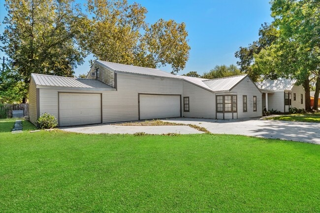 1106 Oriole Ln in Wharton, TX - Building Photo - Building Photo