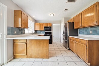 18102 Brooknoll Dr in Houston, TX - Foto de edificio - Building Photo