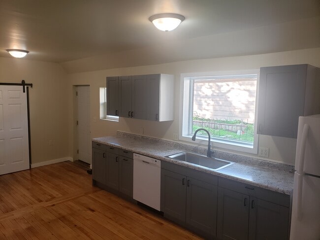 property at 309 E Lincoln St