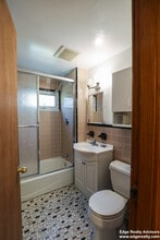 27 South Crescent Circuit, Unit 1 in Boston, MA - Foto de edificio - Building Photo