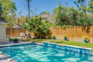 12458 Woodthorpe Ln in Houston, TX - Building Photo