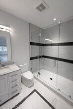 65 L St, Unit 1 in Boston, MA - Foto de edificio - Building Photo