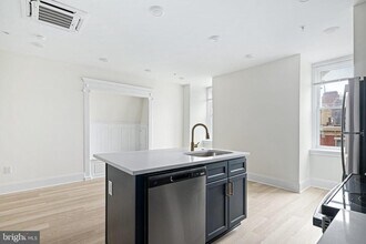 1913 Wallace St-Unit -UNIT 11 in Philadelphia, PA - Building Photo - Building Photo