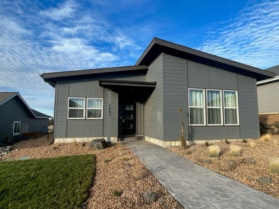 1062 SE Balsamroot Ln in Madras, OR - Foto de edificio