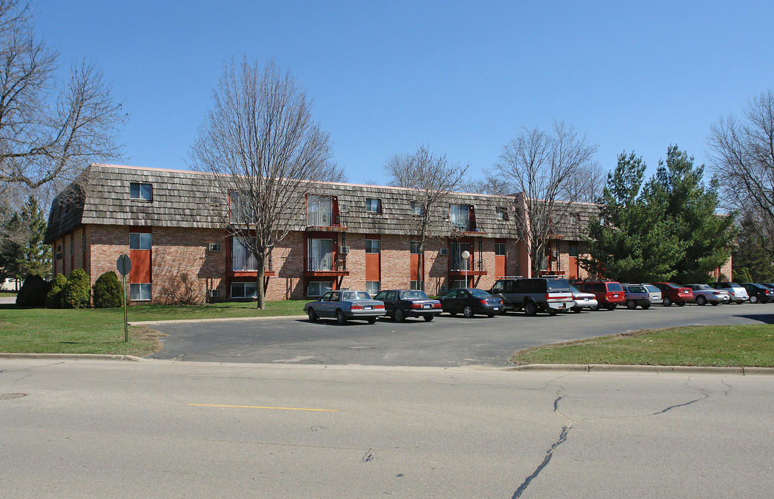 Four Seasons Apartments in Faribault, MN - Building Photo