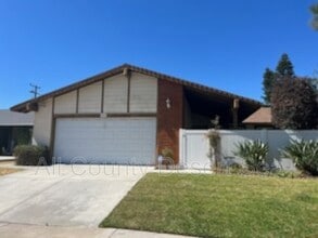 542 Pierpont Dr in Costa Mesa, CA - Building Photo - Building Photo