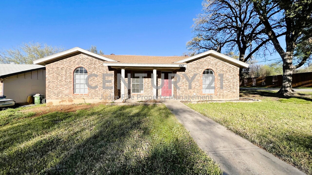 6967 Crabtree Ln in North Richland Hills, TX - Building Photo