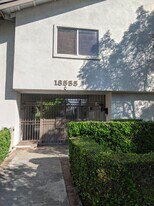 18555 Collins St, Unit C33 in Tarzana, CA - Building Photo