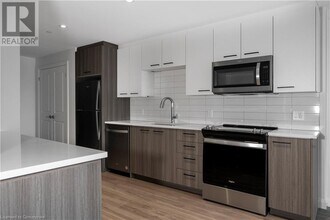 194 Erb St. W in Waterloo, ON - Building Photo - Building Photo