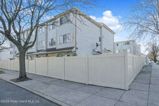 857 Bloomingdale Rd in Staten Island, NY - Building Photo - Building Photo