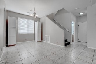 9001 Rusty Rifle Ave in Las Vegas, NV - Foto de edificio - Building Photo