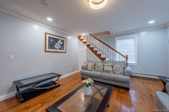 116-01 221st St in Queens, NY - Foto de edificio - Building Photo