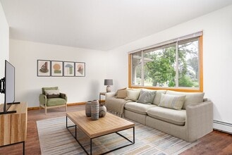 4301 Valley View Rd in Edina, MN - Foto de edificio - Building Photo
