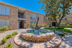 2101 Fountain View Dr in Houston, TX - Building Photo