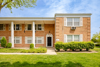 910 W Saint James ST in Arlington Heights, IL - Foto de edificio - Building Photo