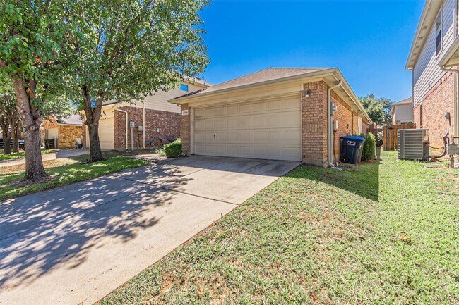 2704 Mountain Lion Dr in Fort Worth, TX - Building Photo - Building Photo