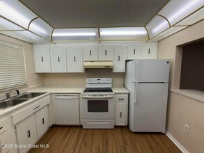 2493 Country Club Dr in Titusville, FL - Foto de edificio - Building Photo