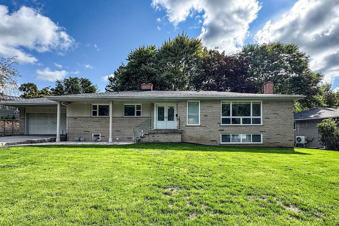 11 Tetbury Crescent in Toronto, ON - Building Photo