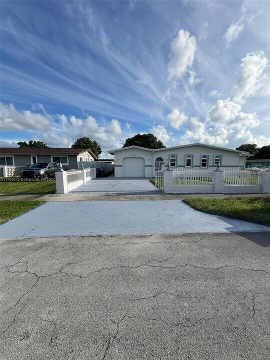 2250 NW 192nd Terrace in Miami Gardens, FL - Foto de edificio