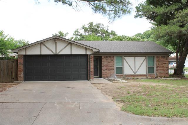 809 James St in Azle, TX - Building Photo