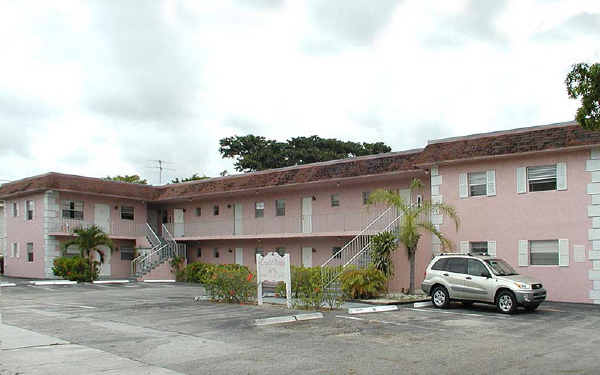 Crystal Meadow Apartments in Fort Lauderdale, FL - Building Photo