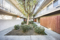 15507 Vanowen St in Van Nuys, CA - Foto de edificio - Building Photo