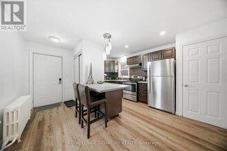 209 Hunter St E in Hamilton, ON - Building Photo - Building Photo