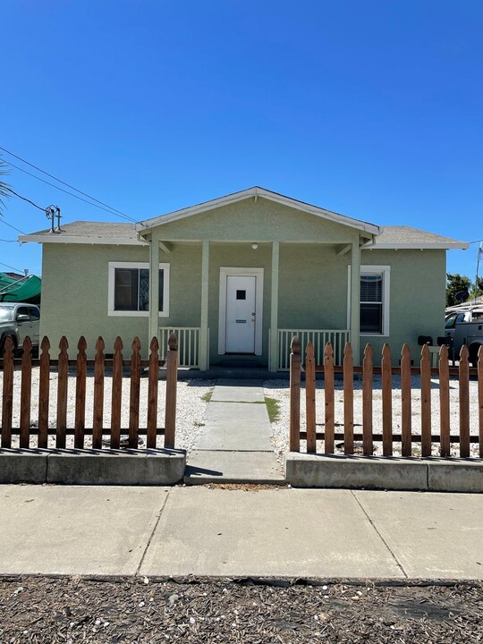 65 South St in Hollister, CA - Foto de edificio