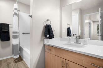 Lakeside Village UT in Salt Lake City, UT - Foto de edificio - Building Photo